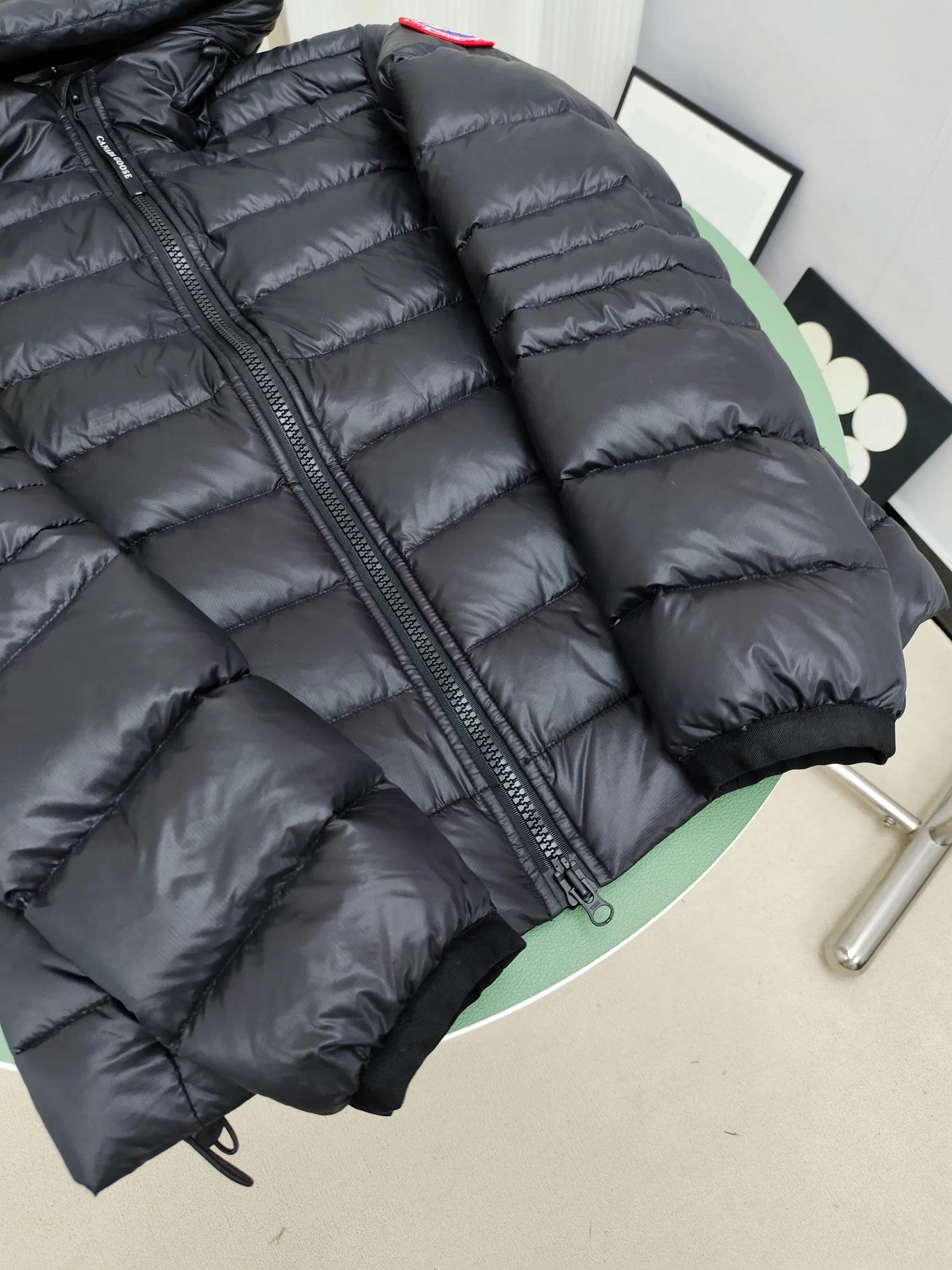 P860 ————2227MB model (high version) Canada goose Canada Goose Crofton hooded light down jacket, this is a down jacket suitable for late autumn and early winter: on cold and rainy mornings, it can be used as a layer of warmth inside the rainproof jacket, and can be worn alone in the late autumn and early winter with a little bit of coolness. Filled with white duck down. The Crofton Hooded Jacket is a versatile, lightweight and versatile piece that even packs itself in for easy transport. The inner layer has removable elastic straps, making the jacket easy to carry on the shoulder and hands-free. 2 zippered hand pockets with fleece fabric on the knuckle side for softness and warmth. Color: black with black label, black with red label, ocean blue, superoxide blue, silver birch red label, silver birch black label Size: XS-2XL